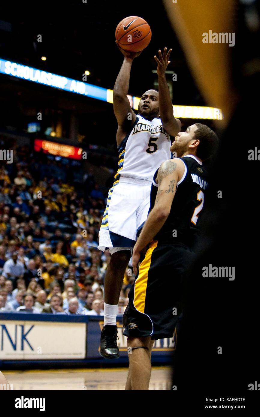 22 décembre 2011 Milwaukee, WI. Bradley Center..Marquette Golden Eagles Junior Cadougan #5 tire vers le haut pour le saut de milieu de gamme..les Panthers de l'Université de Milwaukee ont perdu contre les Marquette Golden Eagles 50-64.(image crédit : © Mike McGinnis/Cal Sport Media/ZUMAPRESS.com) Banque D'Images