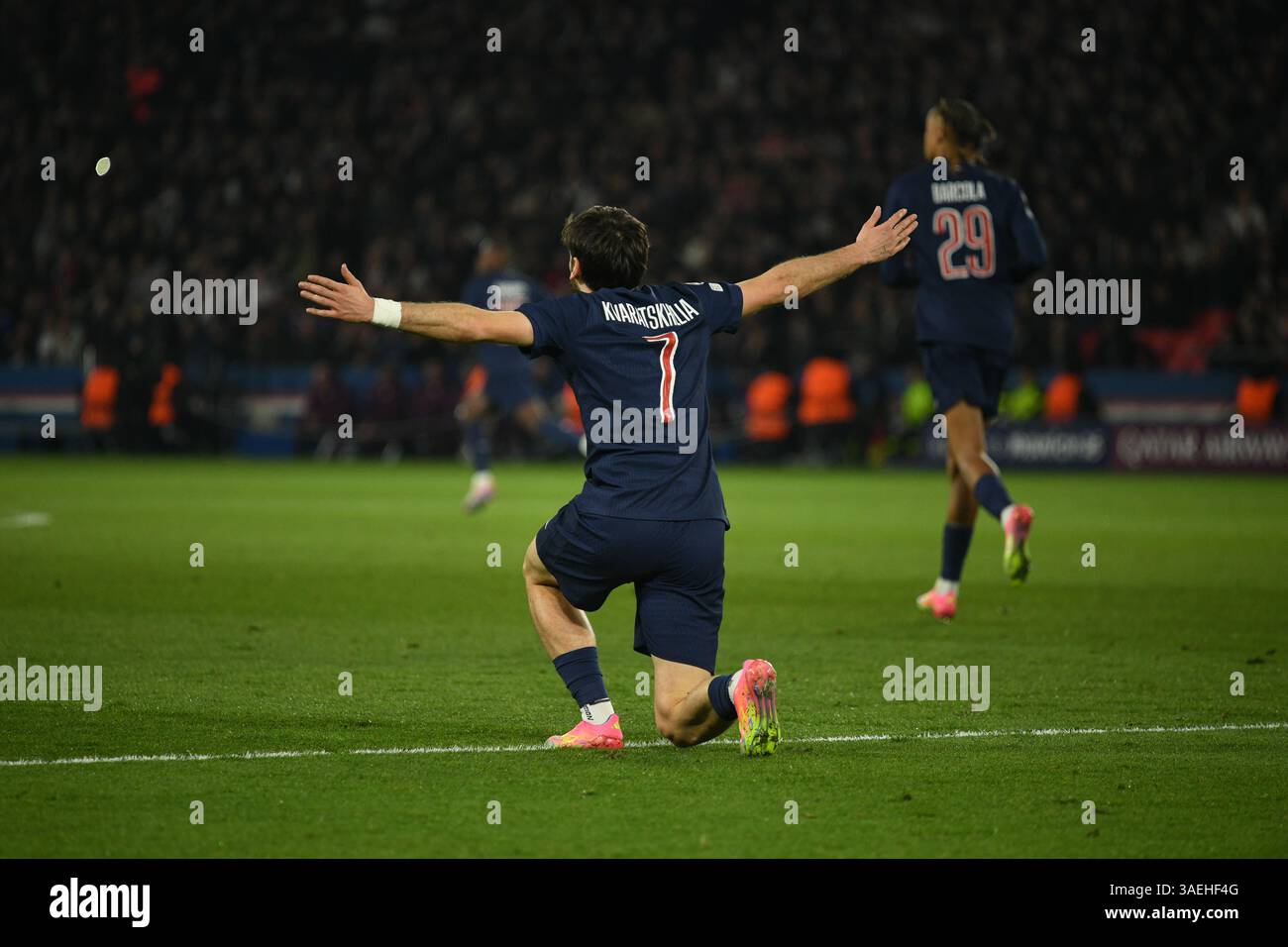 UEFA 2024 Champions League Group 16 match entre le Paris Saint-Germain et Liverpool, Parc de Princes Stadium, 5 mars 2025 avec : Khvicha Kvaratskhelia où : Paris, France quand : 05 mars 2025 crédit : Anthony Stanley/WENN Banque D'Images
