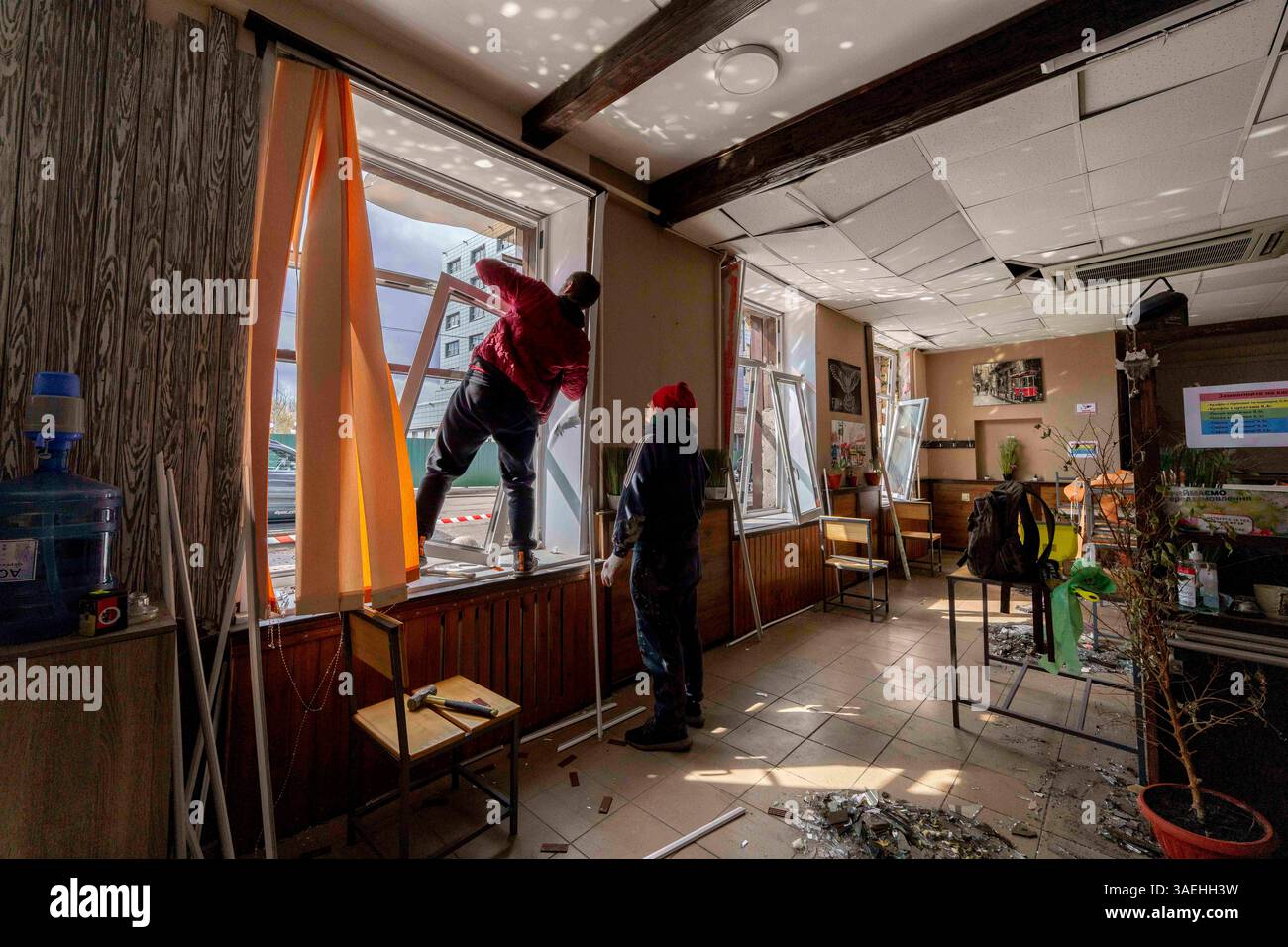 Kiev, ville de Kiev, Ukraine. 6 avril 2025. Les services de sauvetage éclaircissent les conséquences d'une frappe de missiles russes sur Kiev, la capitale de l'Ukraine. (Crédit image : © Andreas Stroh/ZUMA Press Wire) USAGE ÉDITORIAL SEULEMENT ! Non destiné à UN USAGE commercial ! Banque D'Images
