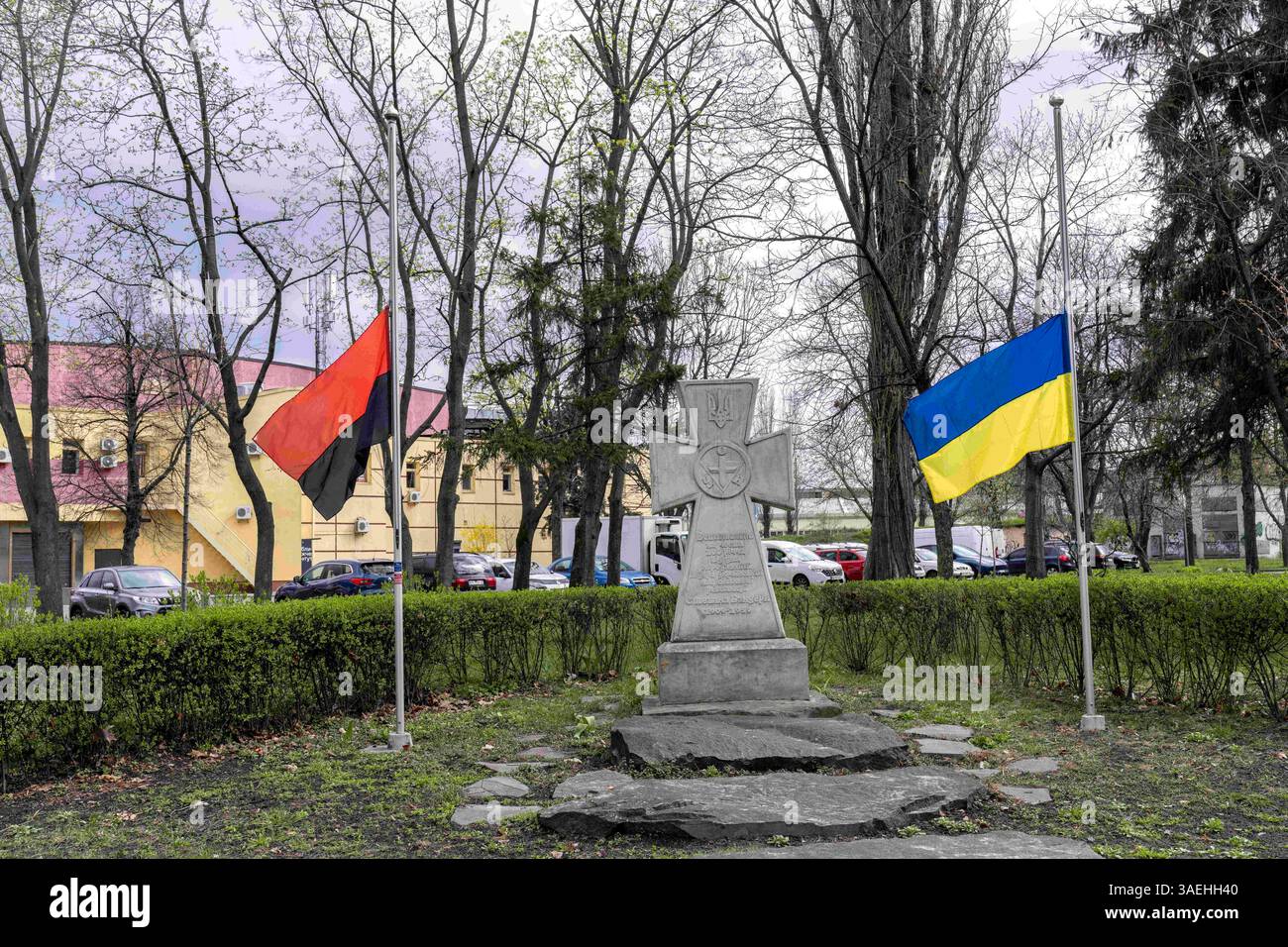 Kiev, ville de Kiev, Ukraine. 6 avril 2025. Les drapeaux sont en Berne alors qu’un jour de deuil a été déclaré dans plusieurs villes d’Ukraine à la suite d’une attaque de missiles russes meurtriers sur Kryvyi Rih, tuant 19 personnes, dont 9 enfants. À gauche, on voit le drapeau de l'armée insurrectionnelle ukrainienne et à droite, le drapeau de l'Ukraine. (Crédit image : © Andreas Stroh/ZUMA Press Wire) USAGE ÉDITORIAL SEULEMENT ! Non destiné à UN USAGE commercial ! Banque D'Images