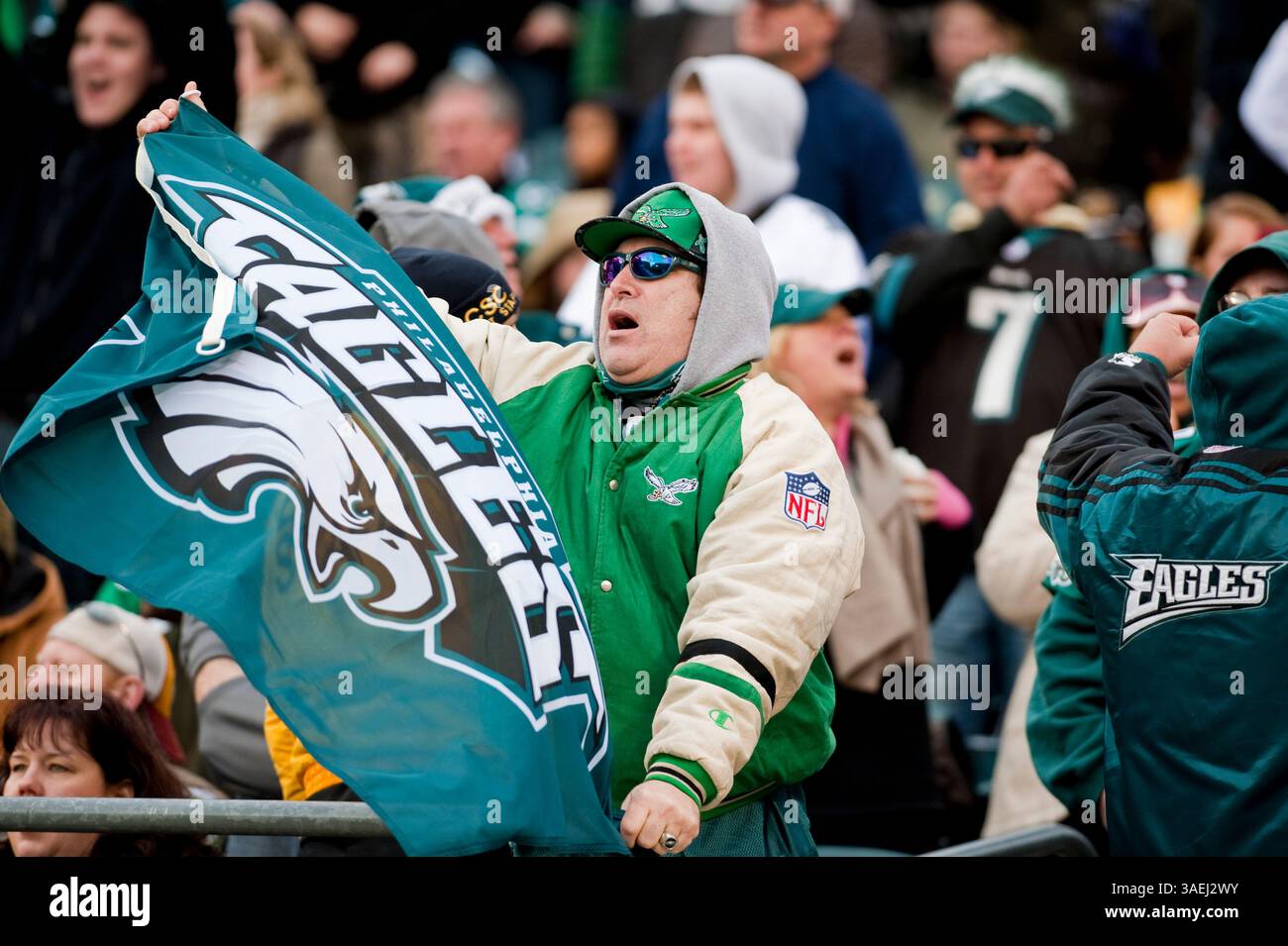 1er janvier 2012 : le fan des Eagles célèbre après que le receveur DeSean Jackson(10) ait marqué un touchdown dans la deuxième mi-temps de la NFL entre les Redskins de Washington et les Eagles de Philadelphie au Lincoln Financial Field à Philadelphie, en Pennsylvanie. Les Eagles ont battu les Redskins 34-10.(image crédit : © Duncan Williams/Cal Sport Media/ZUMAPRESS.com) Banque D'Images