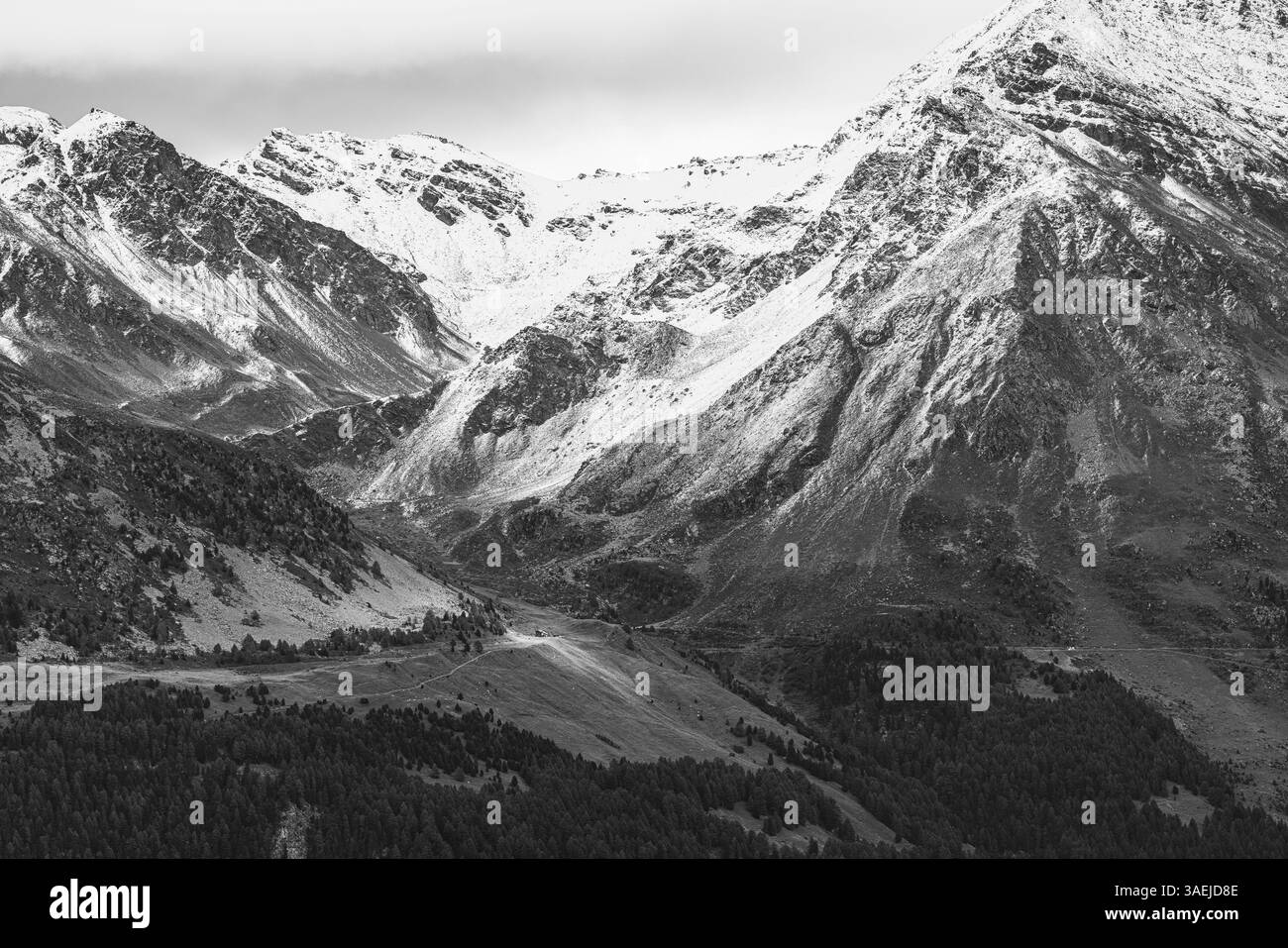 Nuages sombres au-dessus des montagnes enneigées, photo noir et blanc, au-dessus de Saint Luc, Val d'Anniviers, Alpes valaisannes, Canton valais, Suisse, Europe Banque D'Images