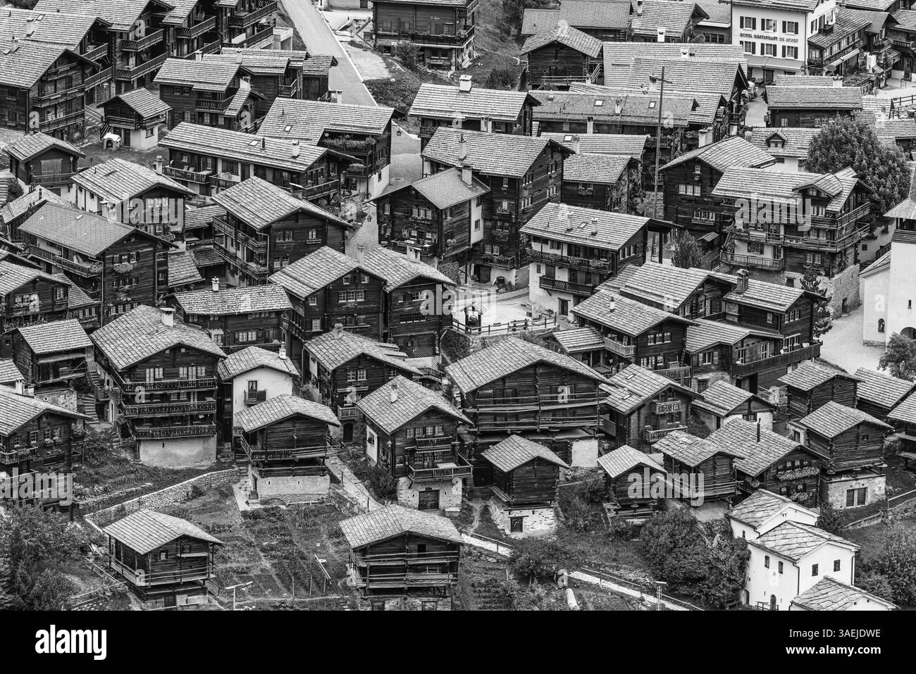 Vieilles maisons en bois dans le centre historique du village, photo noir et blanc, vue aérienne, Grimentz, Val d'Anniviers, Alpes valaisannes, canton Valais, Suisla Banque D'Images