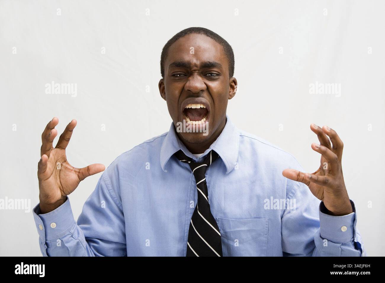 Jeune professionnel des affaires à la peau foncée criant, étudiant en MBA, ou tel, isolé sur blanc, New York, États-Unis, Amérique du Nord Banque D'Images