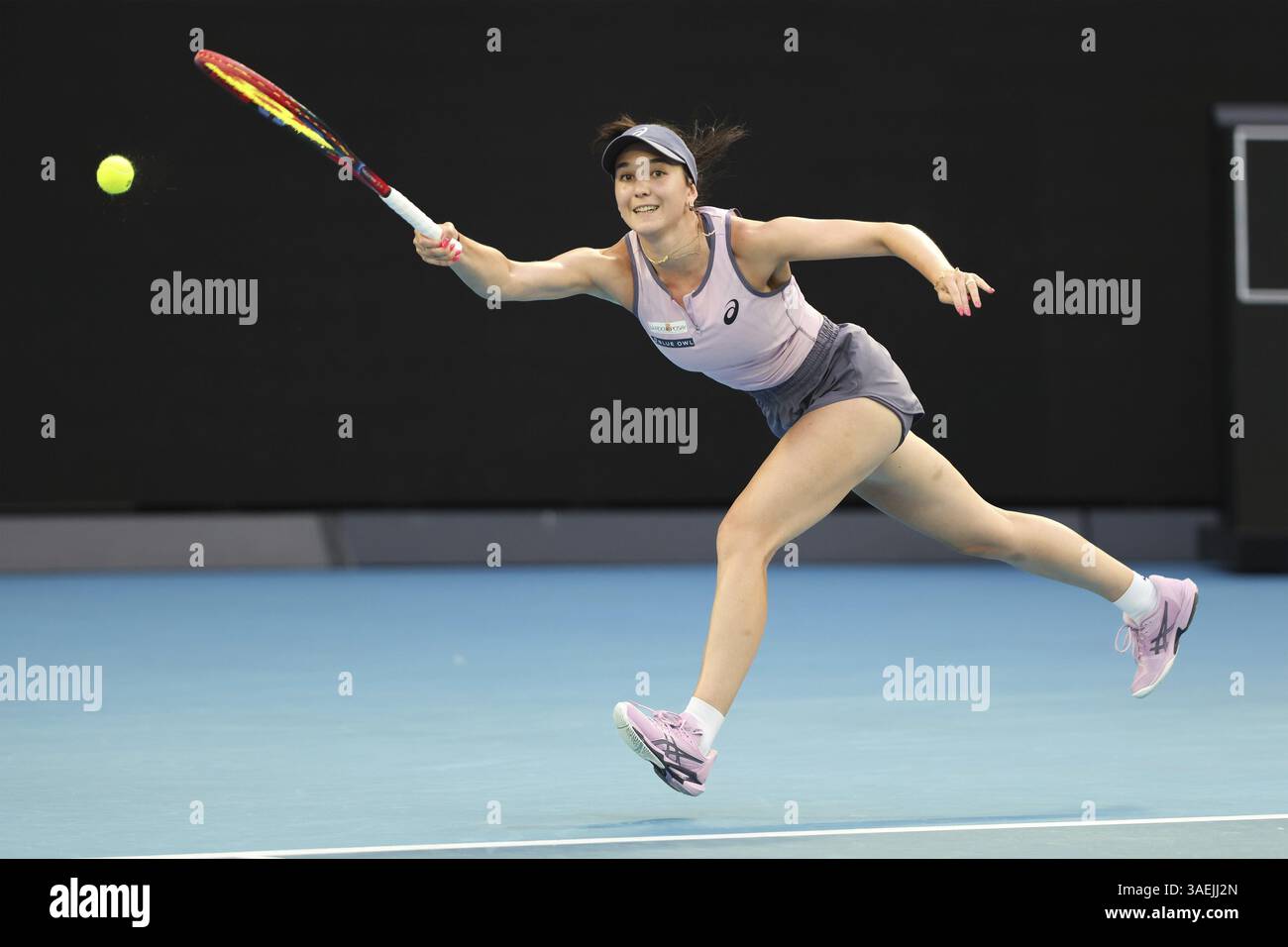 La joueuse de tennis allemande Eva Lys (GER) jouant un coup de pouce au tournoi de l'Open d'Australie 2025, Melbourne Park, Melbourne, Victoria, Australie, OCE Banque D'Images