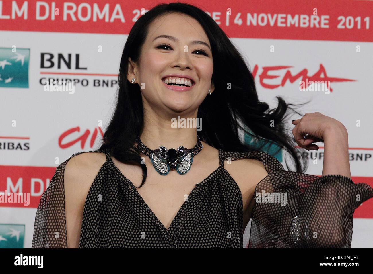 2 nov. 2011 - Rome, Italie - L'actrice ZHANG ZIYI pose pendant le ''amour pour la vie'' au Festival du film de Rome 2011. (Crédit image : © Evandro Inetti/ZUMAPRESS.com) Banque D'Images