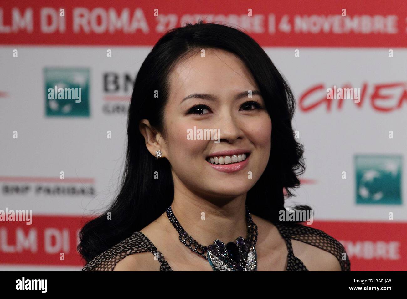 2 nov. 2011 - Rome, Italie - L'actrice ZHANG ZIYI pose pendant le ''amour pour la vie'' au Festival du film de Rome 2011. (Crédit image : © Evandro Inetti/ZUMAPRESS.com) Banque D'Images