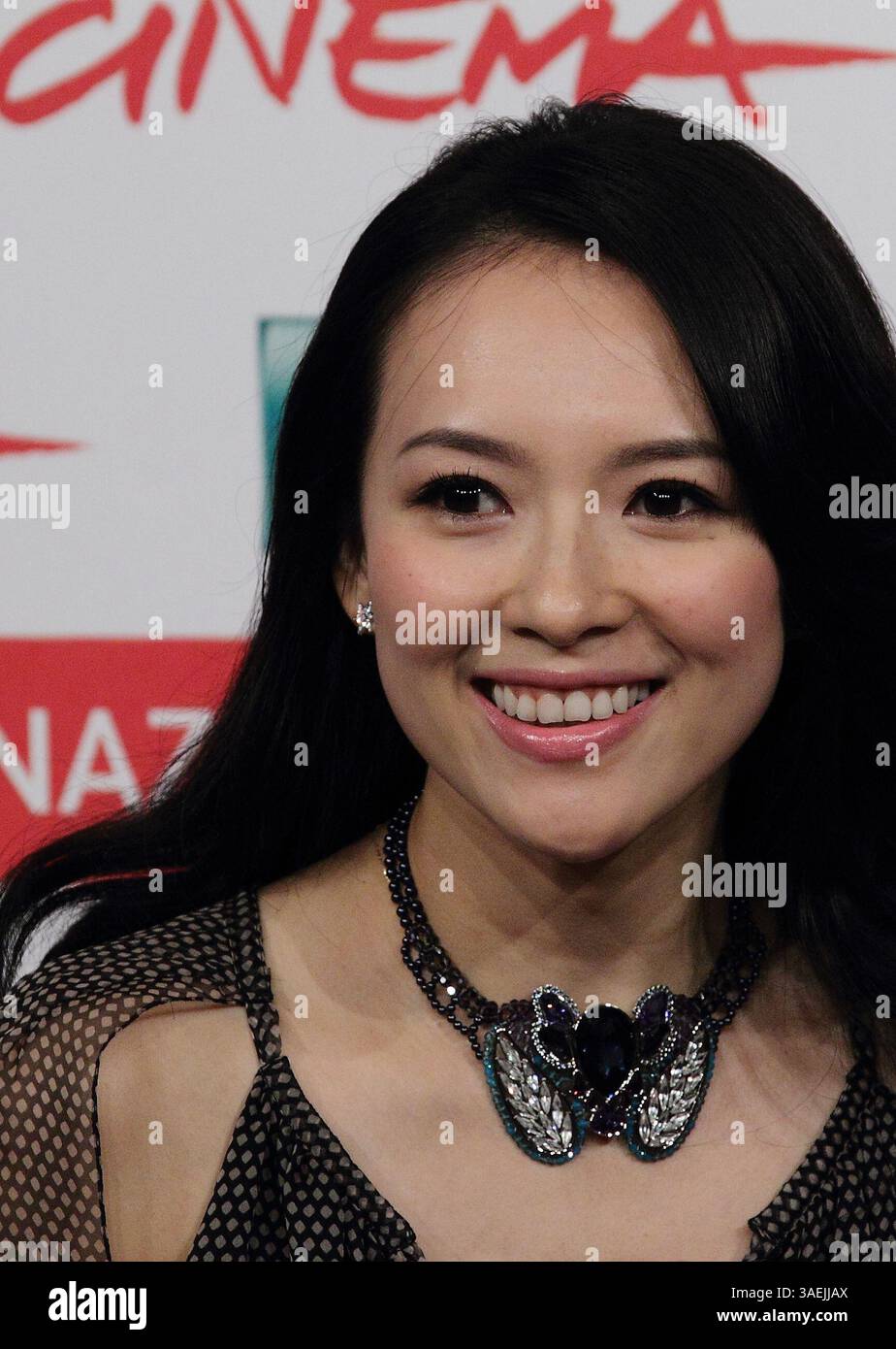 2 nov. 2011 - Rome, Italie - L'actrice ZHANG ZIYI pose pendant le ''amour pour la vie'' au Festival du film de Rome 2011. (Crédit image : © Evandro Inetti/ZUMAPRESS.com) Banque D'Images