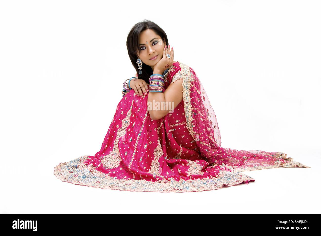 Belle mariée bangali en robe colorée assise, isolé, New York, États-Unis, Amérique du Nord Banque D'Images