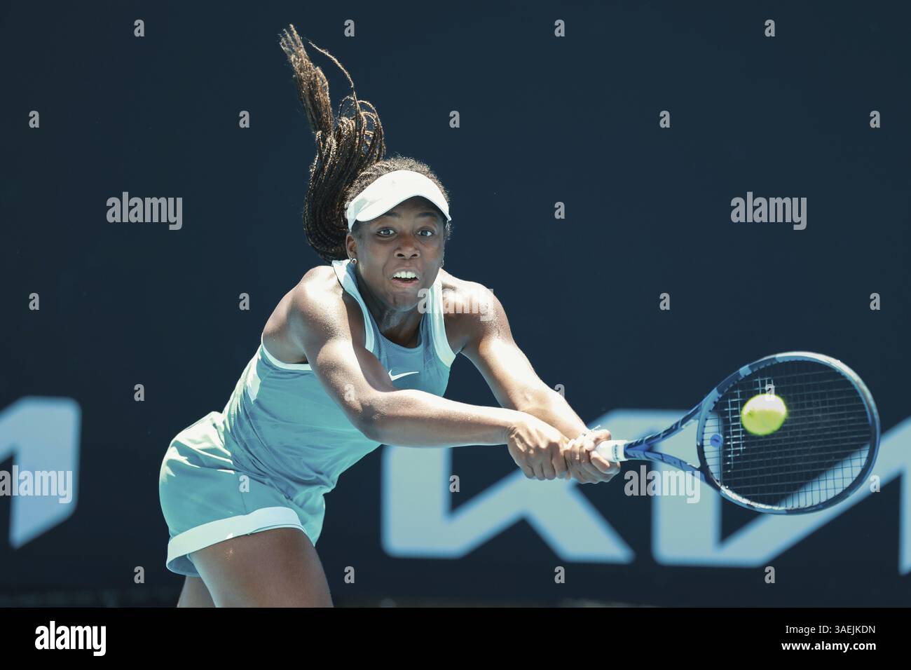 La joueuse française de tennis junior Daphnee Mpetshi Perricard (FRA) jouant un coup de revers lors de l'Open d'Australie 2025, Melbourne Park, Melbourne Banque D'Images