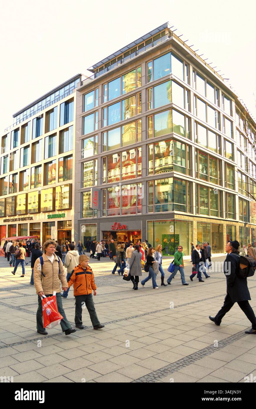 Kaufingerstrasse, commerce de détail, chaînes de magasins, rue commerçante importante, cathédrale de réflexion, Munich Banque D'Images