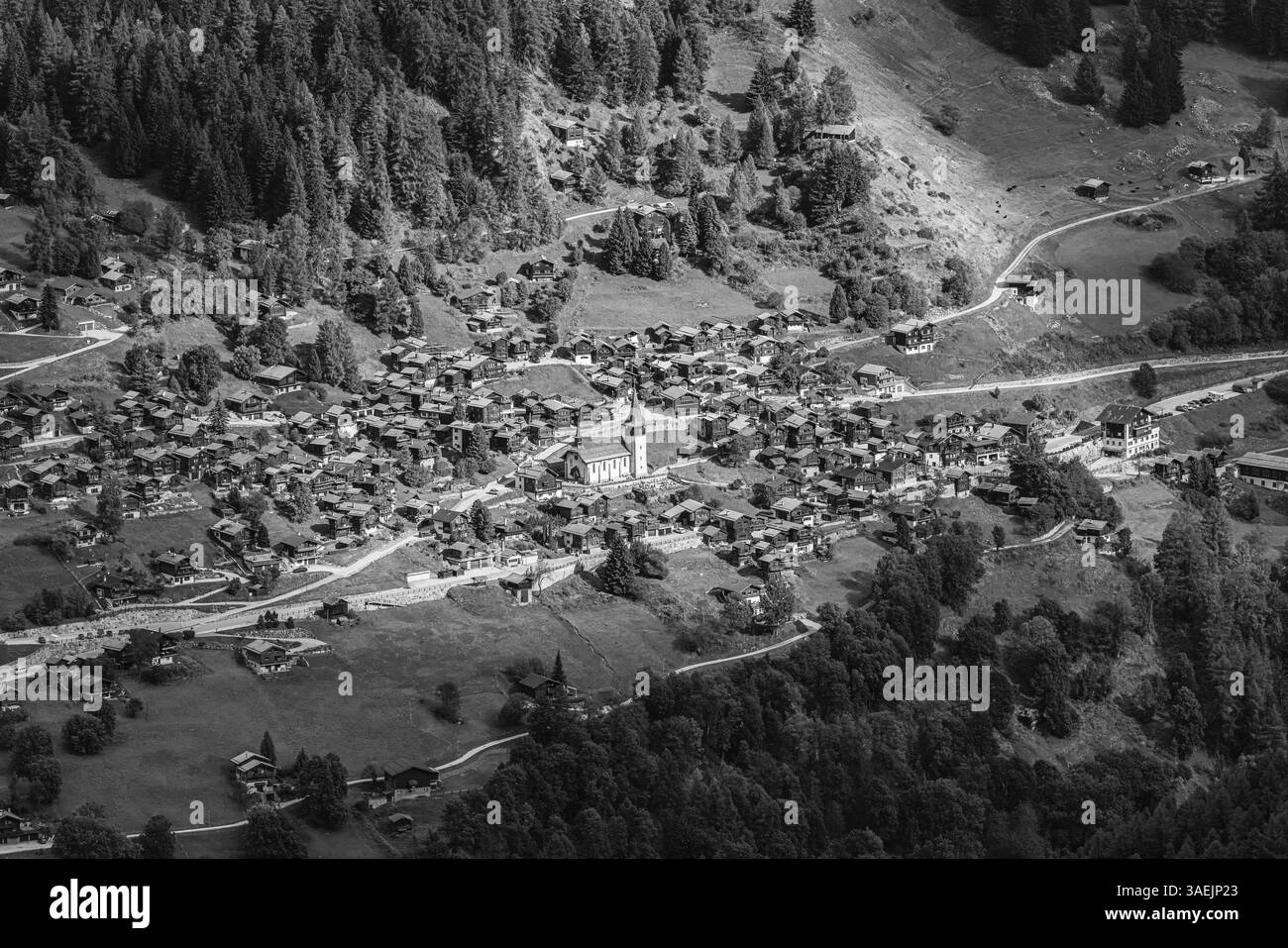 Village de montagne Ayer, vue aérienne, photographie noir et blanc, Val d'Anniviers, Alpes valaisannes, canton valaisan, Suisse, Europe Banque D'Images