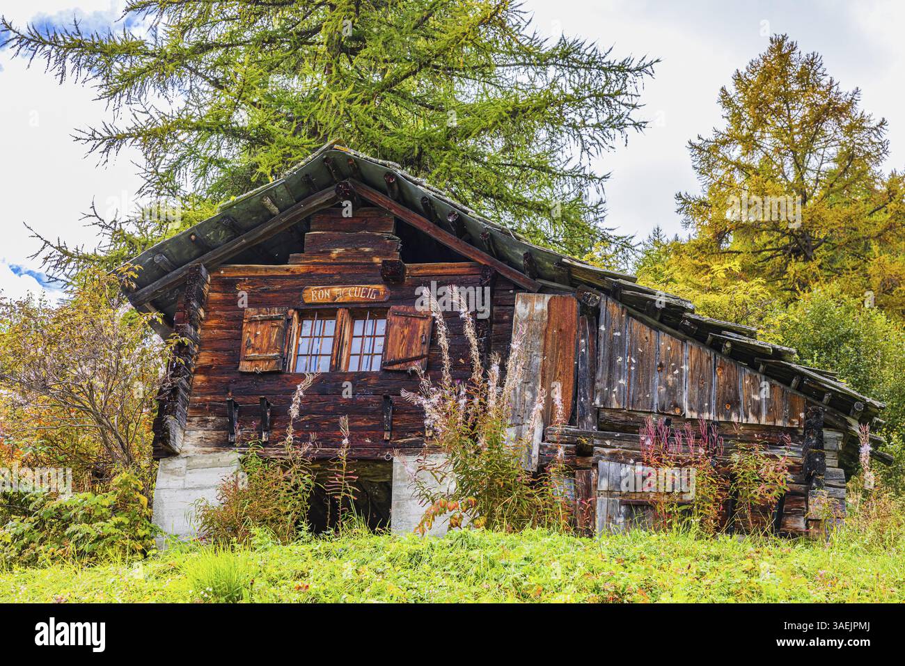 Cabane alpine rustique au-dessus de Grimentz, Val d'Anniviers, Alpes du Valais, Canton Valais, Suisse, Europe Banque D'Images