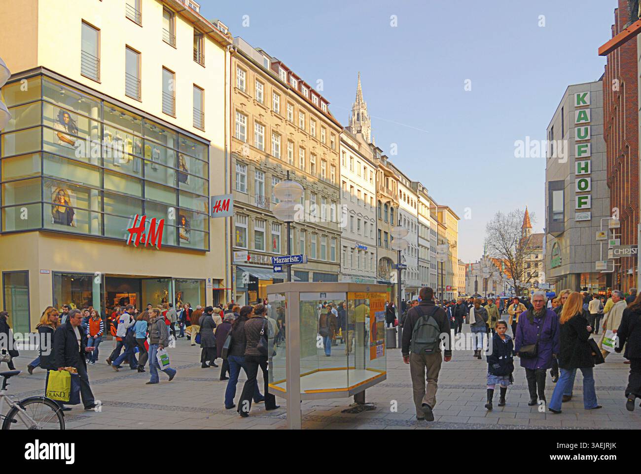 Kaufingerstrasse, vue en direction de Marienplatz et de l'hôtel de ville, magasins de détail et chaînes de magasins, passants, trafic commercial animé, Munich Banque D'Images