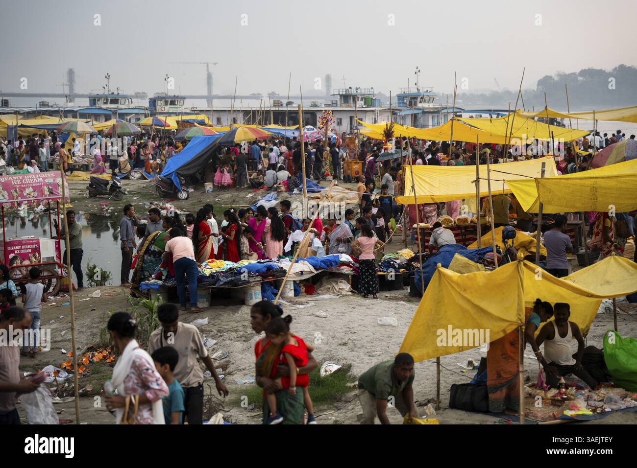 GUWAHATI, INDE - 5 AVRIL : un marché temporaire sur la rive de la rivière Brahmapoutre à Guwahati, Inde, le 5 avril 2025 Banque D'Images
