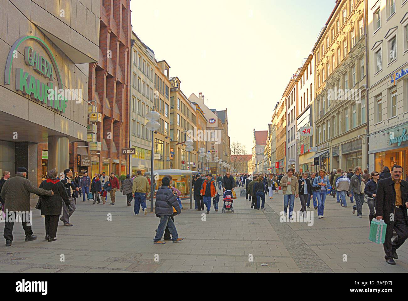 Vue de Marienplatz dans Kaufingerstrasse, rue commerçante chère, zone piétonne, de nombreux passants, Munich Banque D'Images