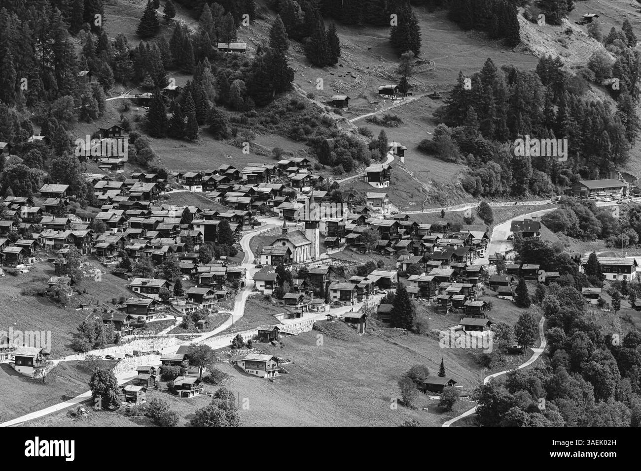 Village de montagne Ayer, vue aérienne, photo noir et blanc, Val d'Anniviers, Alpes valaisannes, Canton Valais, Suisse, Europe Banque D'Images