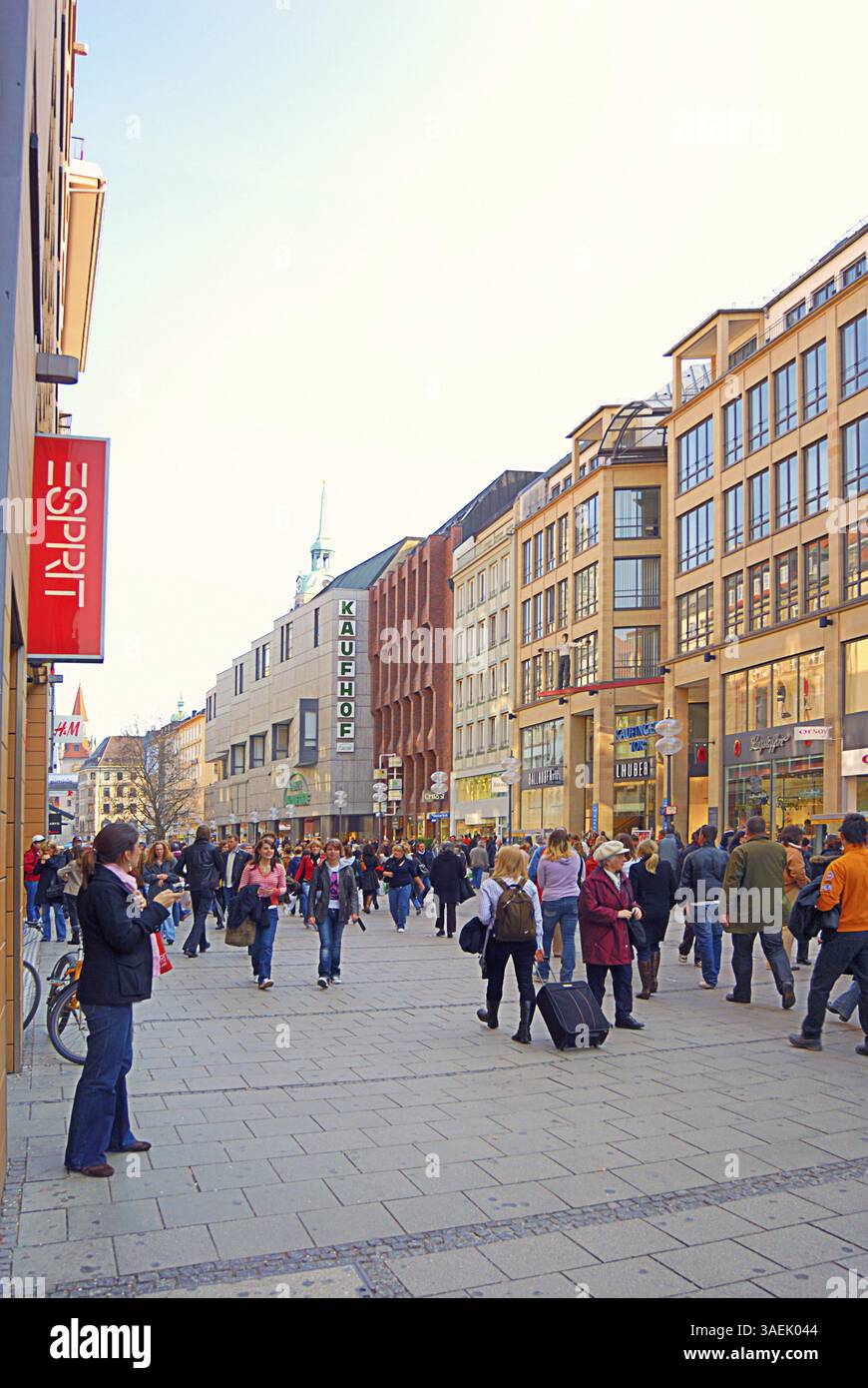 Kaufingerstrasse, magasins de détail et chaînes de magasins, passants, achalandage, Munich Banque D'Images