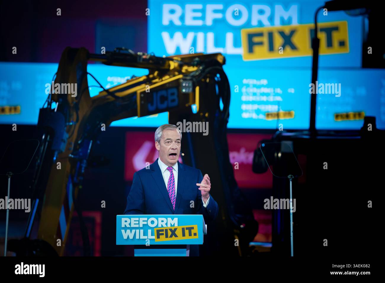Nigel Farage, leader de Reform UK, arrive via JCB pour s’adresser aux membres du parti. Birmingham Royaume-Uni. Banque D'Images