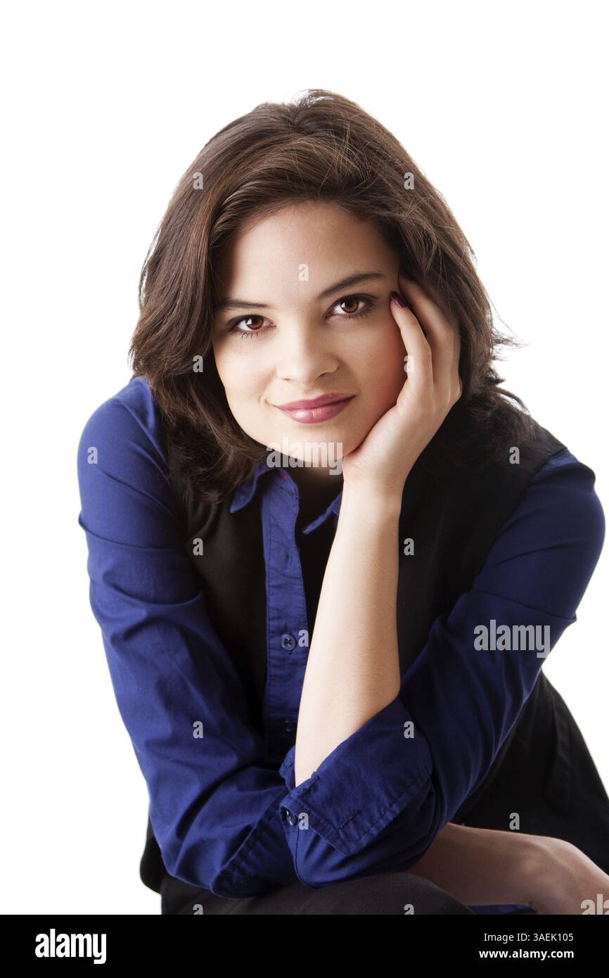 Visage d'une belle jeune femme étudiante en commerce caucasienne en chemise bleue penchée tête sur la main, isolée, New York, USA, Amérique du Nord Banque D'Images