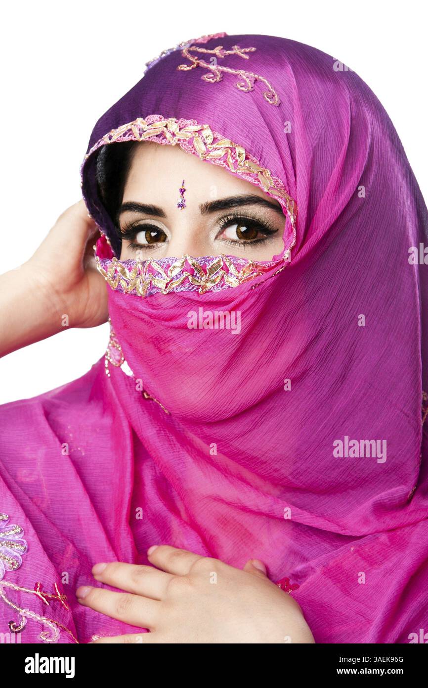 Belle femme hindoue indienne bengali tenant voile de foulard coloré devant le visage, isolé, Atlanta, États-Unis, Amérique du Nord Banque D'Images