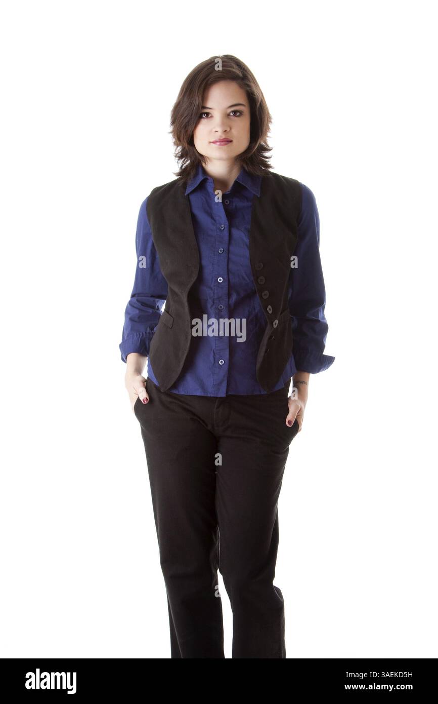 Belle jeune femme étudiante en affaires brune caucasienne debout avec les mains dans la poche, portant un chemisier bleu et une veste noire, isolée, New York, États-Unis Banque D'Images