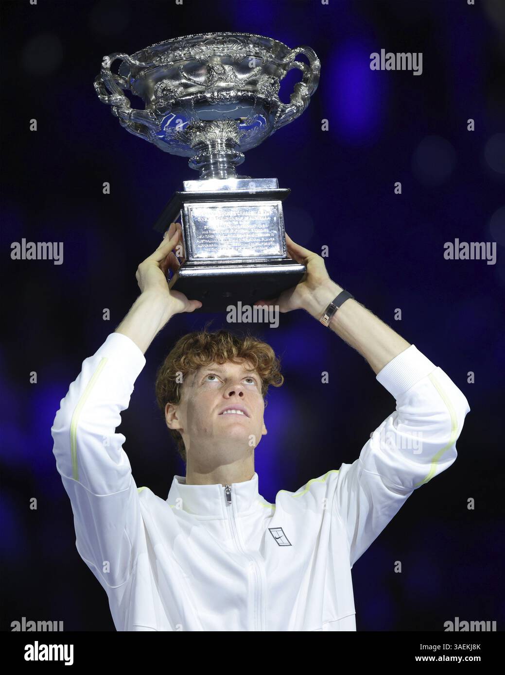 Jannik Sinner (ITA), vainqueur du Grand Chelem, remportant le trophée à l'Open d'Australie 2025 à Melbourne Park, Melbourne, Victoria, Australie, Océanie Banque D'Images