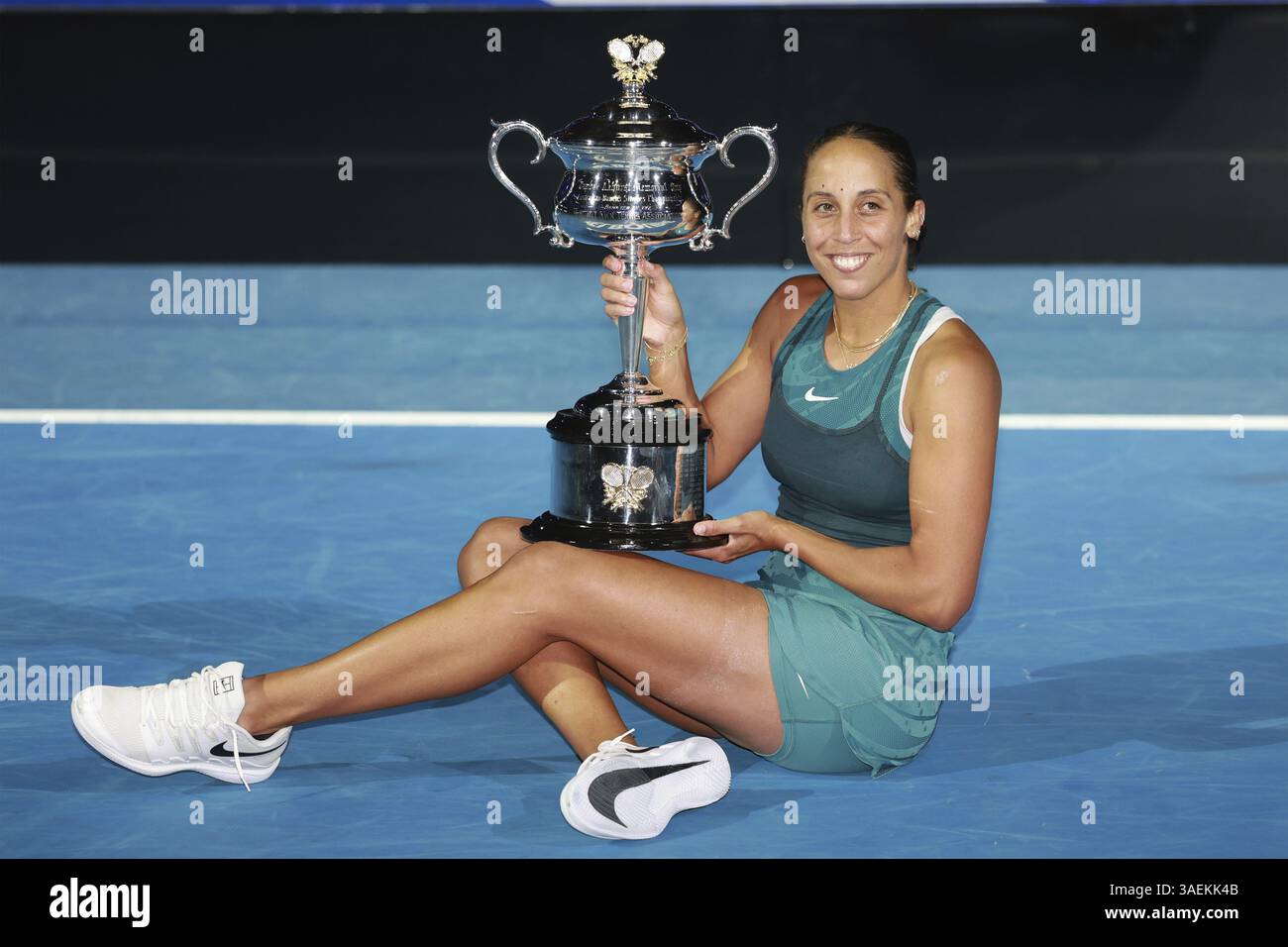 Vainqueur de l'Open d'Australie 2025 Madison Keys (USA) posant avec trophée au Melbourne Park, Melbourne, Victoria, Australie, Océanie Banque D'Images