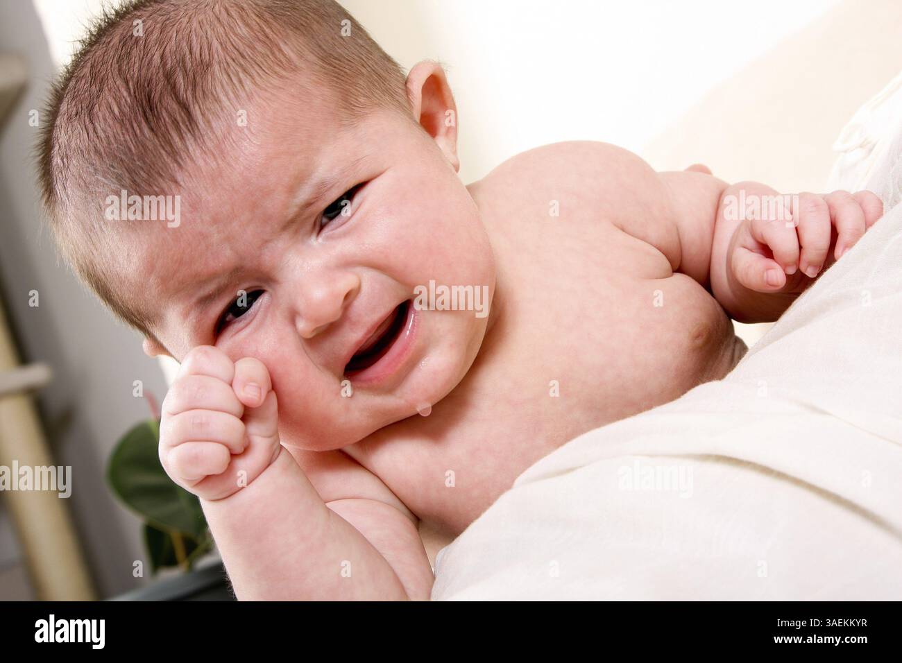 Visage d'un malheureux bébé hispanique unisexe caucasien pleurant avec des larmes tout en frottant les yeux, New York, USA, Amérique du Nord Banque D'Images