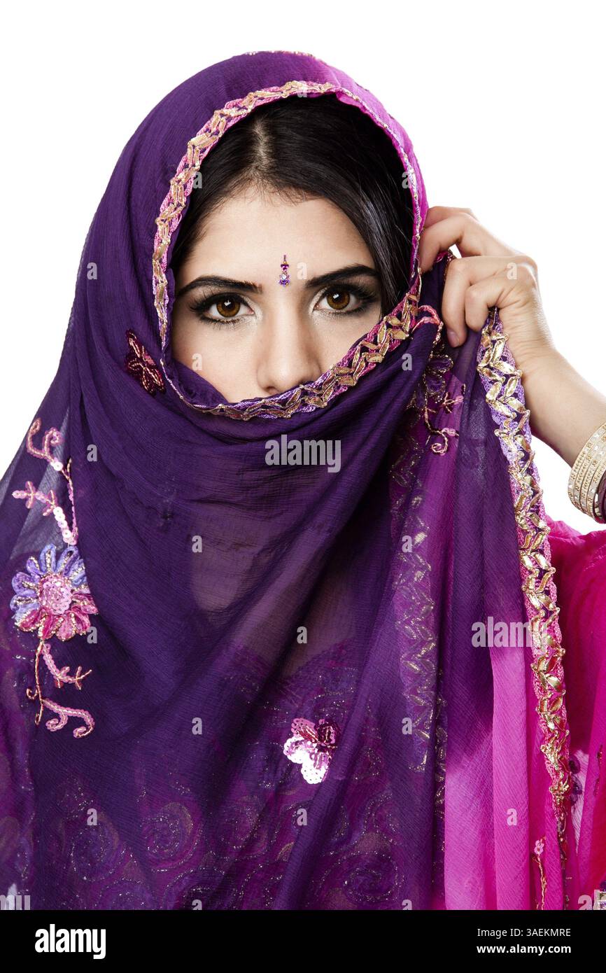 Belle femme hindoue indienne bengali en robe colorée tenant voile devant le visage, isolé, Atlanta, USA, Amérique du Nord Banque D'Images