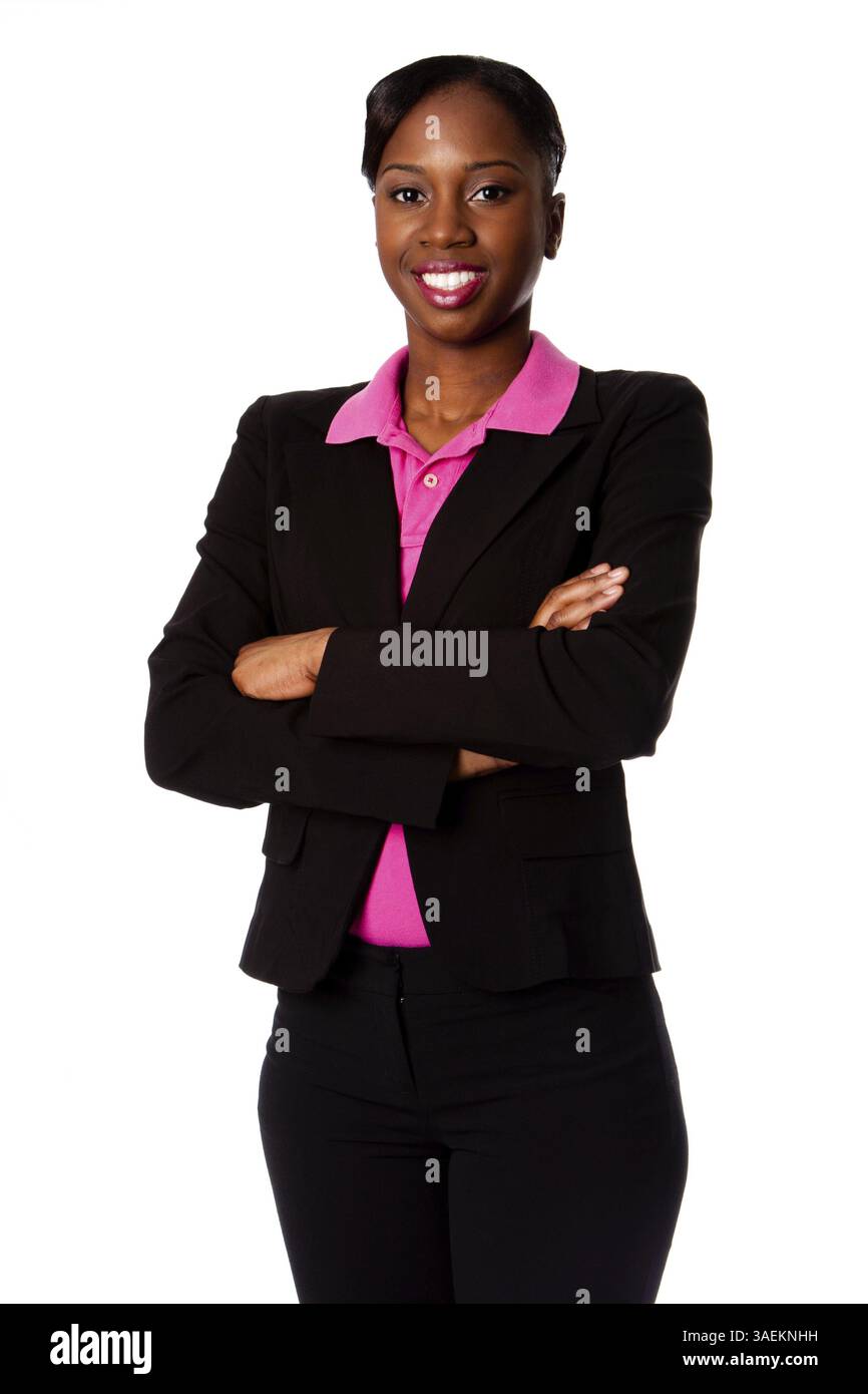 Belle femme étudiante en entreprise africaine souriante heureuse en costume debout avec les bras croisés, isolée, Atlanta, États-Unis, Amérique du Nord Banque D'Images