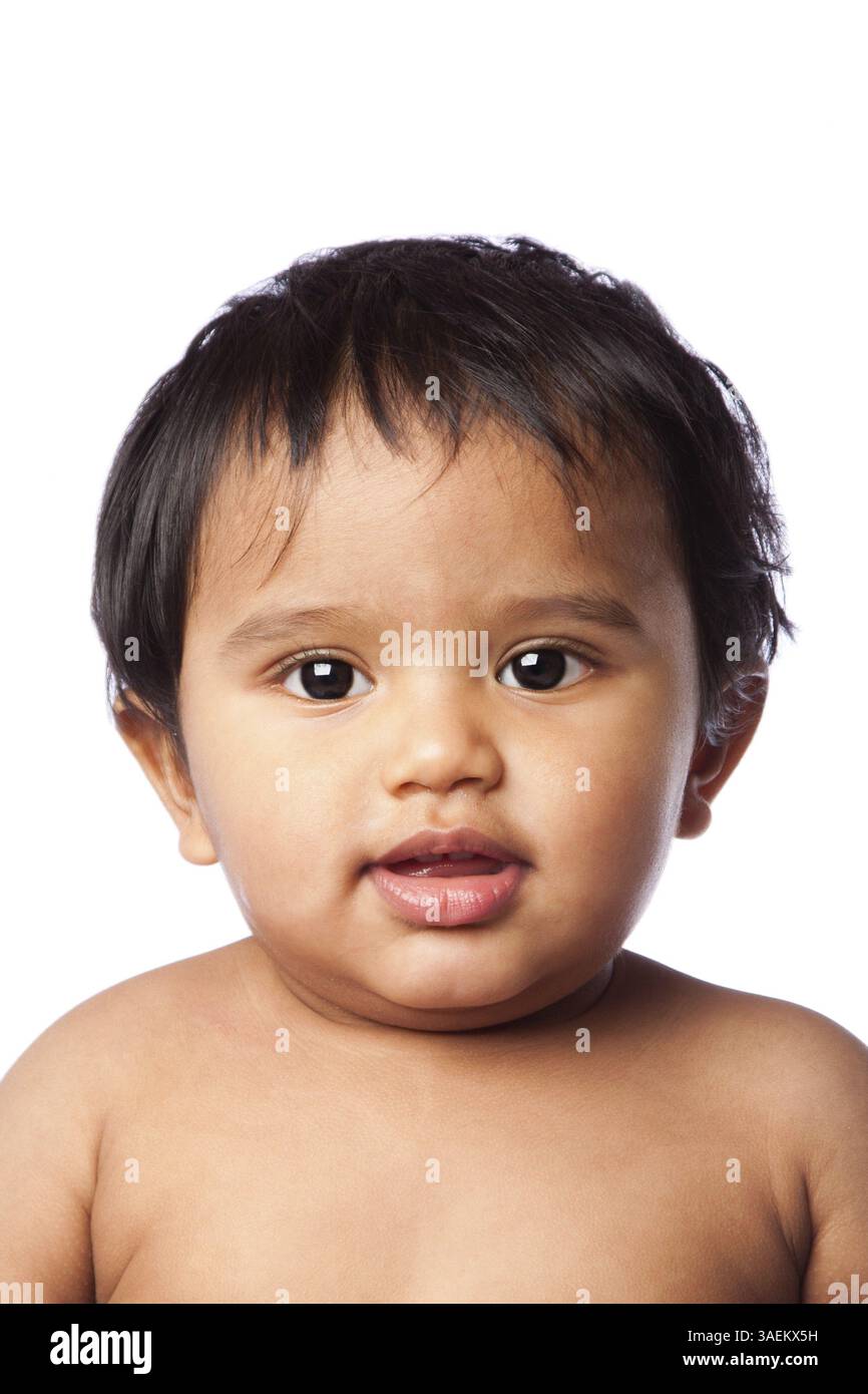 Mignon visage de bébé heureux avec les cheveux noirs, sur blanc, Atlanta, USA, Amérique du Nord Banque D'Images