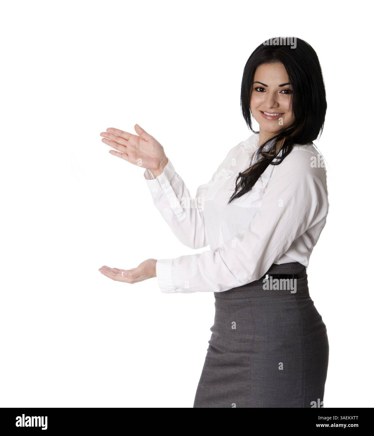 Belle heureuse jeune femme d'affaires souriante étudiante MBA debout pointant à la présentation du projet portant une blouse blanche et une jupe de robe grise Banque D'Images