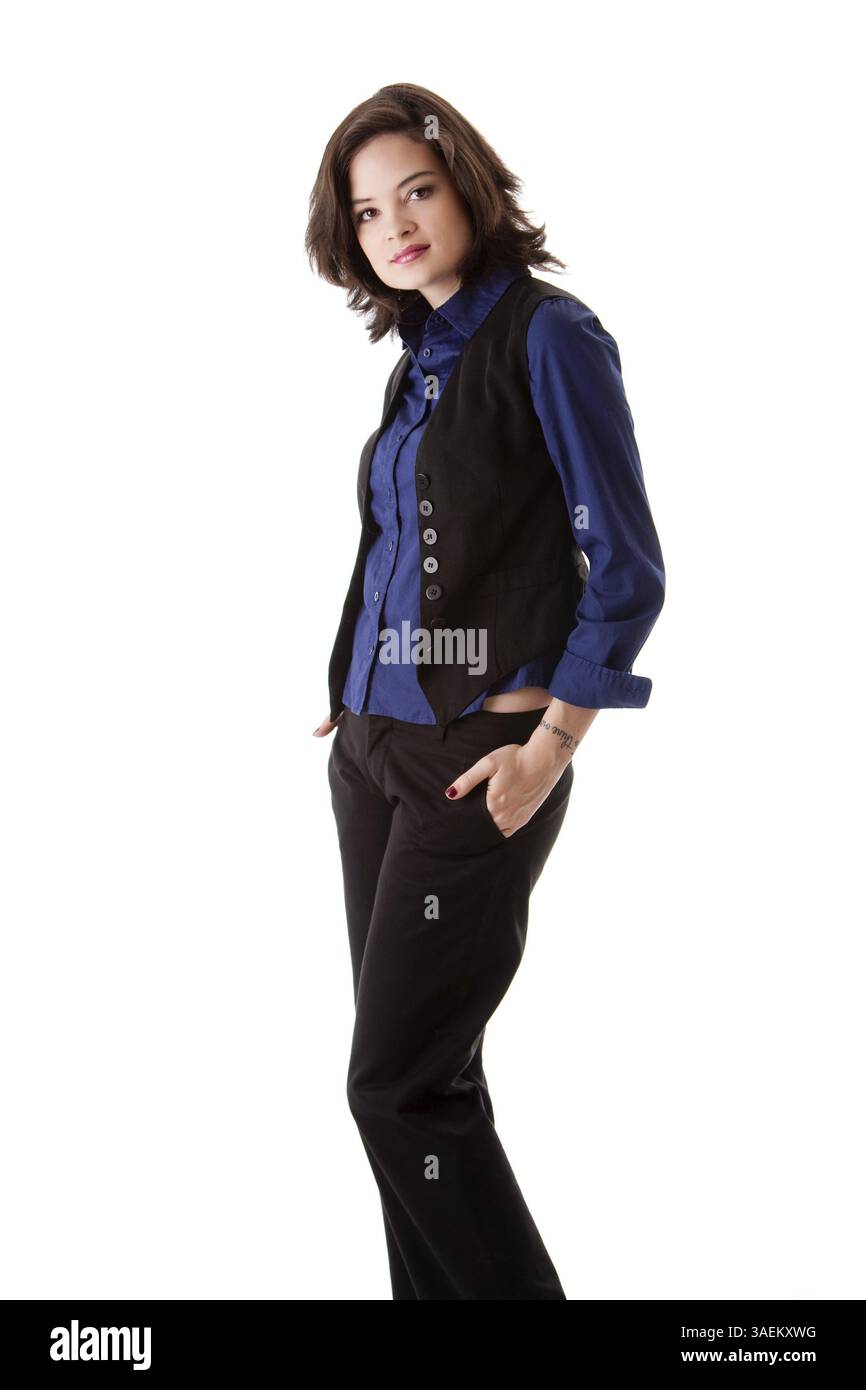 Belle jeune femme étudiante en affaires brune caucasienne debout avec les mains dans la poche, portant un chemisier bleu et une veste noire, isolée, New York, États-Unis Banque D'Images