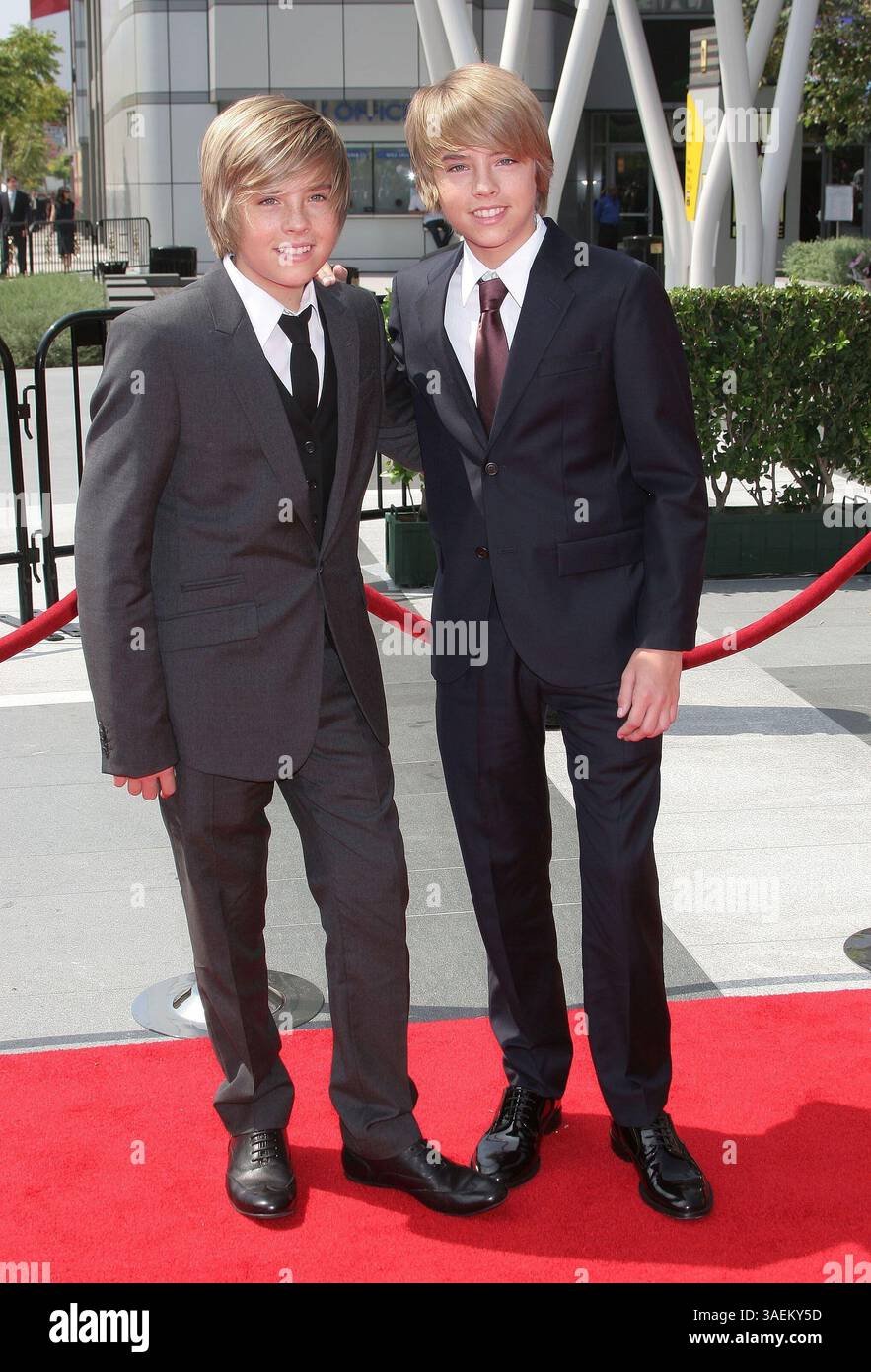 13 septembre 2008 - Los Angeles, Californie, États-Unis - les acteurs COLE SPROUSE et DYLAN SPROUSE lors de la 60e cérémonie des Primetime Creative Arts Emmy Awards au Nokia Theater, Los Angeles (image crédit : Paul Fenton/ZUMAPRESS.com) Banque D'Images