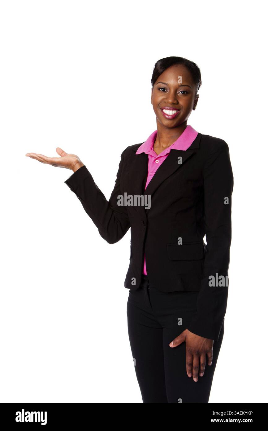 Belle femme étudiante en affaires d'entreprise africaine souriante heureuse en costume debout présentant le produit avec la main, isolé, Atlanta, États-Unis, Amérique du Nord Banque D'Images