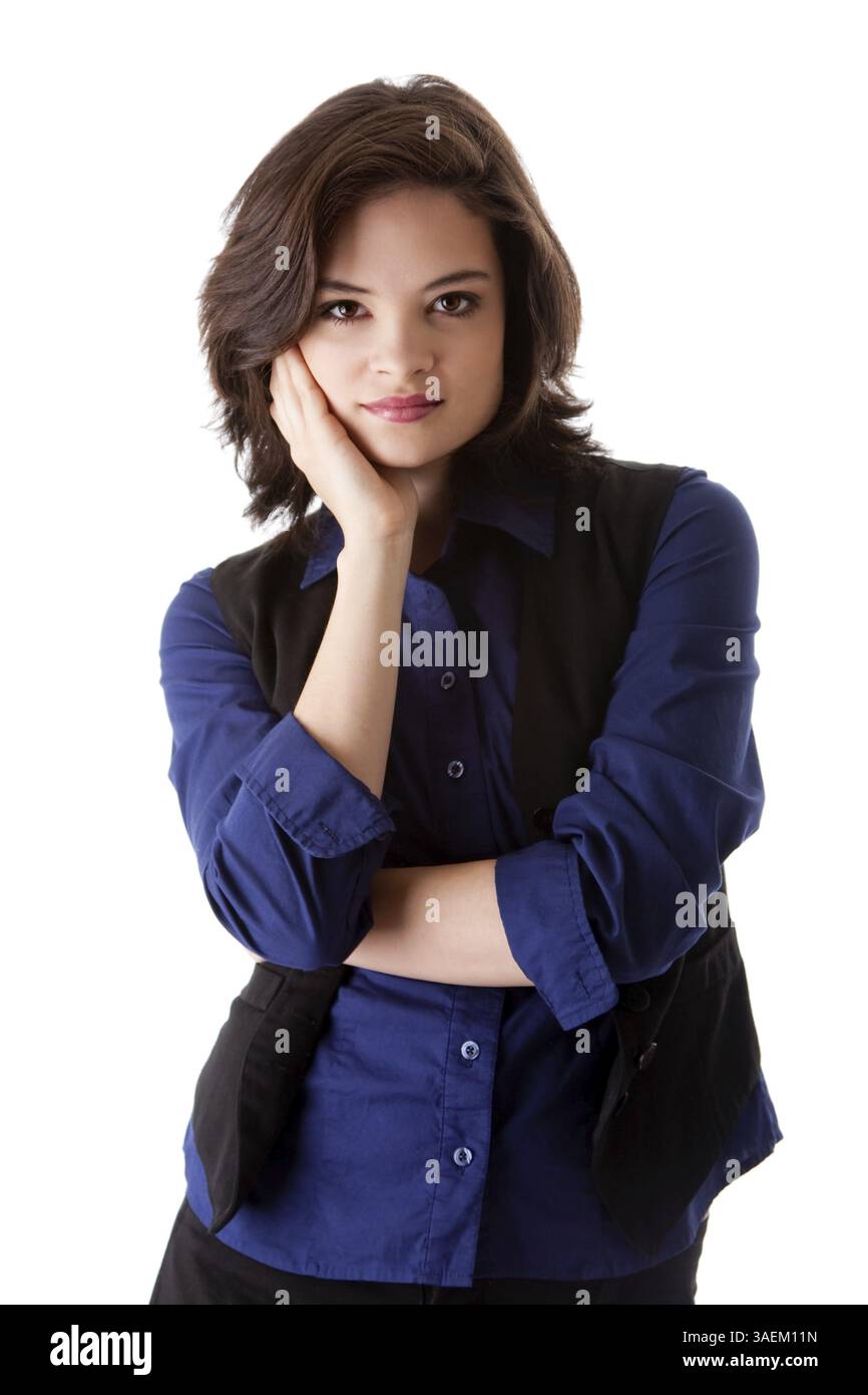 Belle jeune femme étudiante en affaires brune caucasienne bras croisé et main dans le cou, portant chemisier bleu et veste noire, isolé, New York, USA Banque D'Images