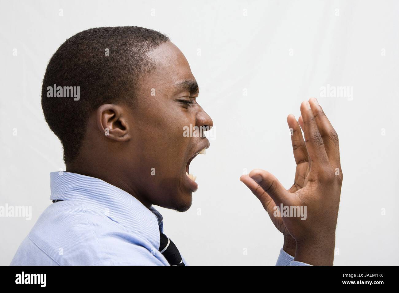 Jeune professionnel des affaires à la peau foncée criant, étudiant en MBA, ou tel, isolé sur blanc, New York, États-Unis, Amérique du Nord Banque D'Images