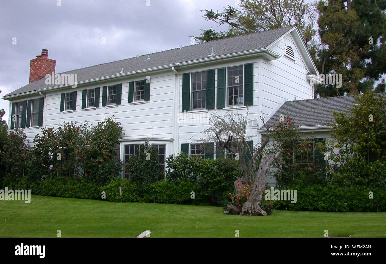 22 avril 2003 ; Bel-Air, CA, États-Unis ; L'actrice Jean Stapleton a vendu sa maison de Bel-Air pour environ 4,4 millions de dollars pour vivre à temps plein à New York. Elle était propriétaire de la maison depuis la fin des années 1970 alors qu'elle jouait le rôle d'Edith Bunker dans 'All in the Family' à la télévision. La maison de style traditionnel, construite en 1933, dispose de quatre chambres et cinq salles de bains sur un peu plus de 4 300 pieds carrés. La maison dispose également d'un coin détente, piscine et vue sur la ville. Stapleton, 80 ans, a principalement travaillé sur scène sur la côte est ces dernières années, et a rarement séjourné dans son manoir californien. (Crédit image : Joanne Forchas/ZUMAPRESS.com) Banque D'Images
