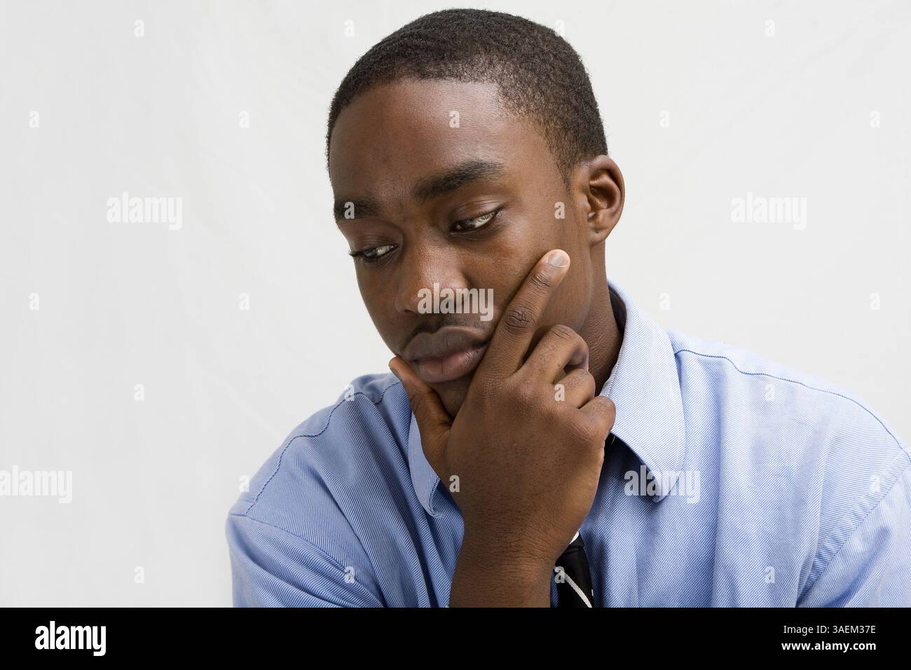 Jeune professionnel des affaires à la peau foncée avec la main sur le menton, étudiant MBA, ou tel, isolé sur blanc, New York, États-Unis, Amérique du Nord Banque D'Images