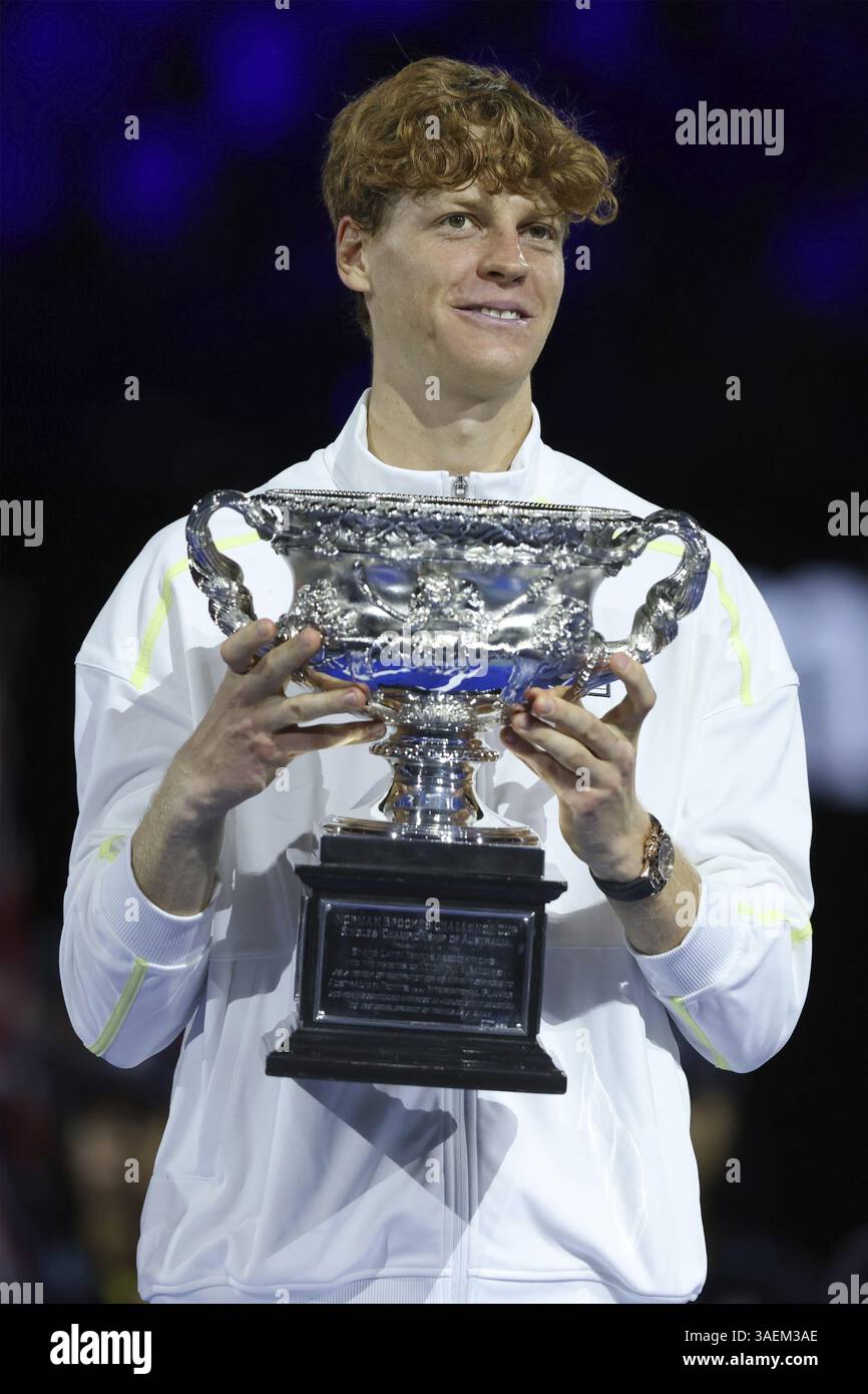 Jannik Sinner (ITA), vainqueur du Grand Chelem, tenant le trophée à l'Open d'Australie 2025 à Melbourne Park, Melbourne, Victoria, Australie, Océanie Banque D'Images