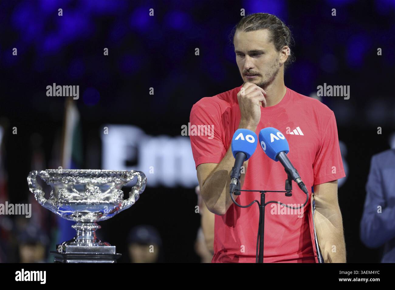 Finaliste Alexander Zverev regardant le trophée du vainqueur lors de la présentation à l'Open d'Australie 2025, Melbourne Park, Melbourne, Victoria, au Banque D'Images