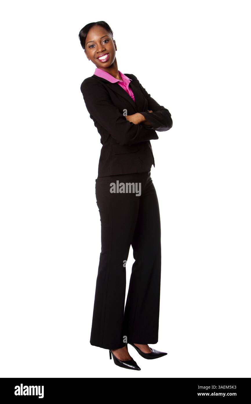 Belle femme étudiante en entreprise africaine souriante heureuse en costume debout avec les bras croisés, isolée, Atlanta, États-Unis, Amérique du Nord Banque D'Images