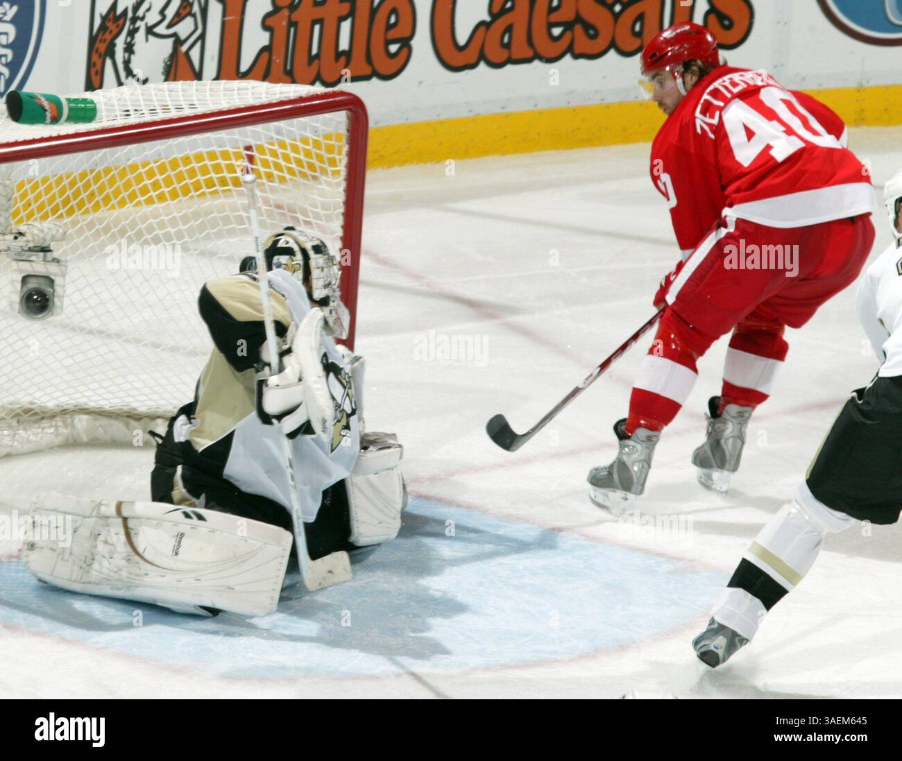 Les Red Wings de Détroit Henrik Zetterberg met la rondelle sur l'épaule du gardien des Penguins de Pittsburg Marc-André Fleury pour une avance de 5-4 Wings en 3e période à Detroit, mi, le mardi 11 novembre 2008. JULIAN H. GONZALEZ / Detroit Free Press (image crédit : Detroit Free Press/ZUMAPRESS.com) Banque D'Images