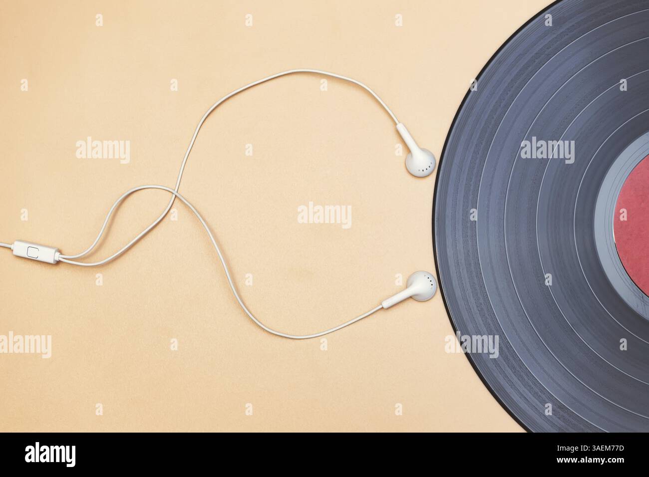 Un petit casque moderne et un Vintage record Banque D'Images
