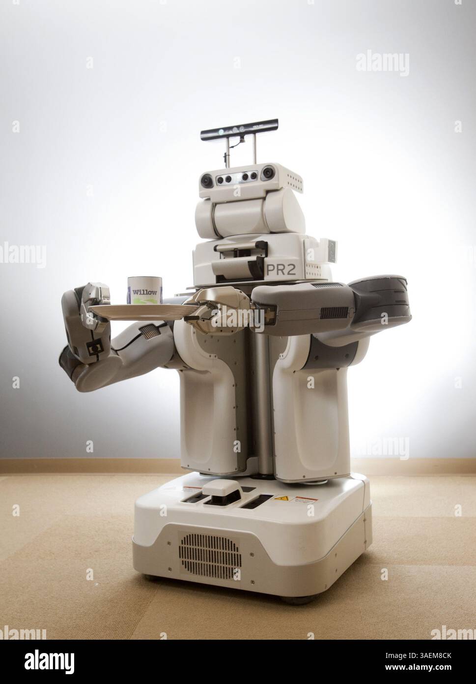 23 août 2011 - Menlo Park, CA, USA - il s'agit du robot PR2 fabriqué par Willow garage à leur siège social de Menlo Park, Californie, mardi 23 août 2011. Des robots intelligents et autonomes comme R2D2 ou Rosie, le robot du Jetson, sont depuis longtemps la matière du futur. Willow garage essaie de rapprocher ce futur du présent. La société, soutenue par un groupe d'investisseurs mystérieux et anonymes, a développé un système d'exploitation open-source pour les robots qu'elle espère devenir quelque chose comme Windows ou Android des robots -- une plate-forme commune sur laquelle d'autres peuvent innover. L'idée i Banque D'Images