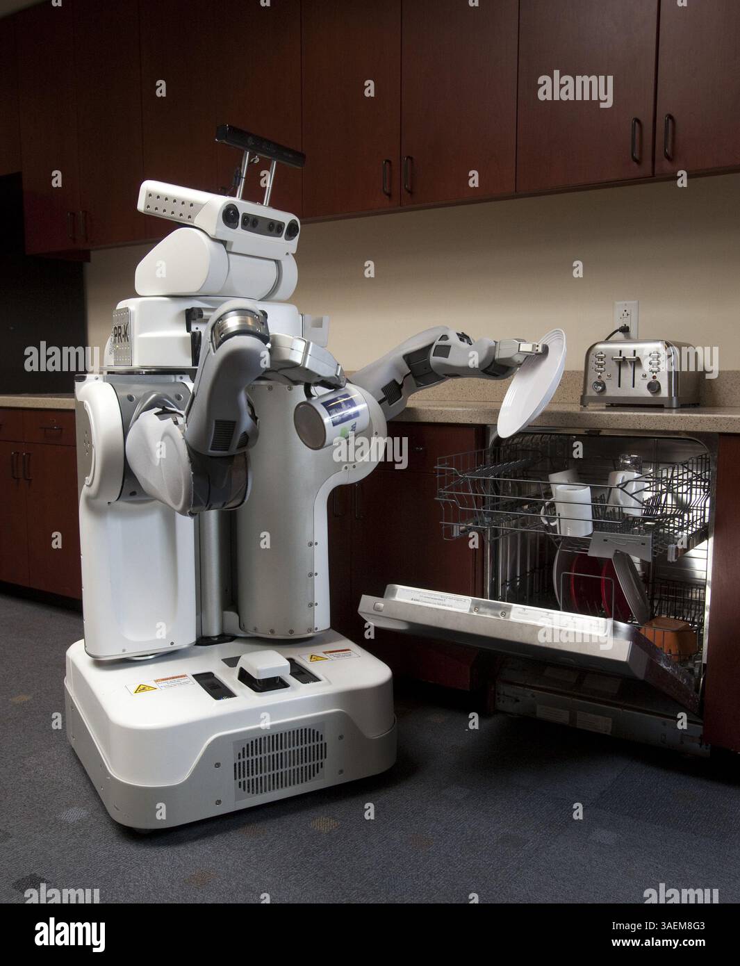 23 août 2011 - Menlo Park, CA, États-Unis - le robot PR2 fabriqué par Willow garage démontre sa capacité à charger un lave-vaisselle dans la cuisine d'essai de leur siège social de Menlo Park mardi 23 août 2011. Des robots intelligents et autonomes comme R2D2 ou Rosie, le robot du Jetson, sont depuis longtemps la matière du futur. Willow garage essaie de rapprocher ce futur du présent. (Crédit image : © Patrick Tehan/San Jose Mercury News/MCT/ZUMAPRESS.com) Banque D'Images