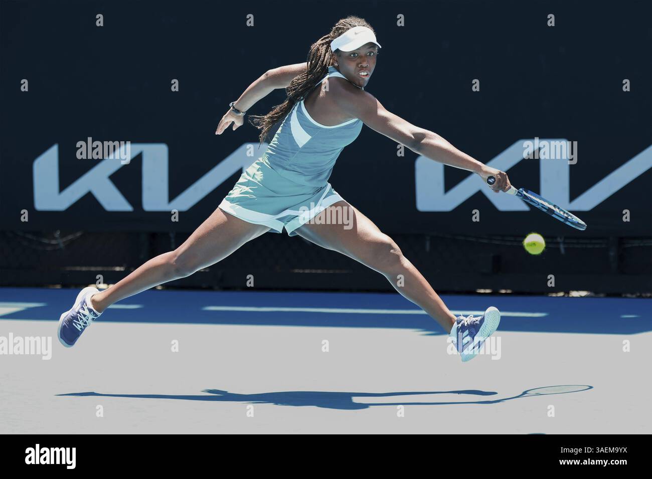La joueuse française de tennis junior Daphnee Mpetshi Perricard (FRA) jouant un coup de revers lors de l'Open d'Australie 2025, Melbourne Park, Melbourne Banque D'Images