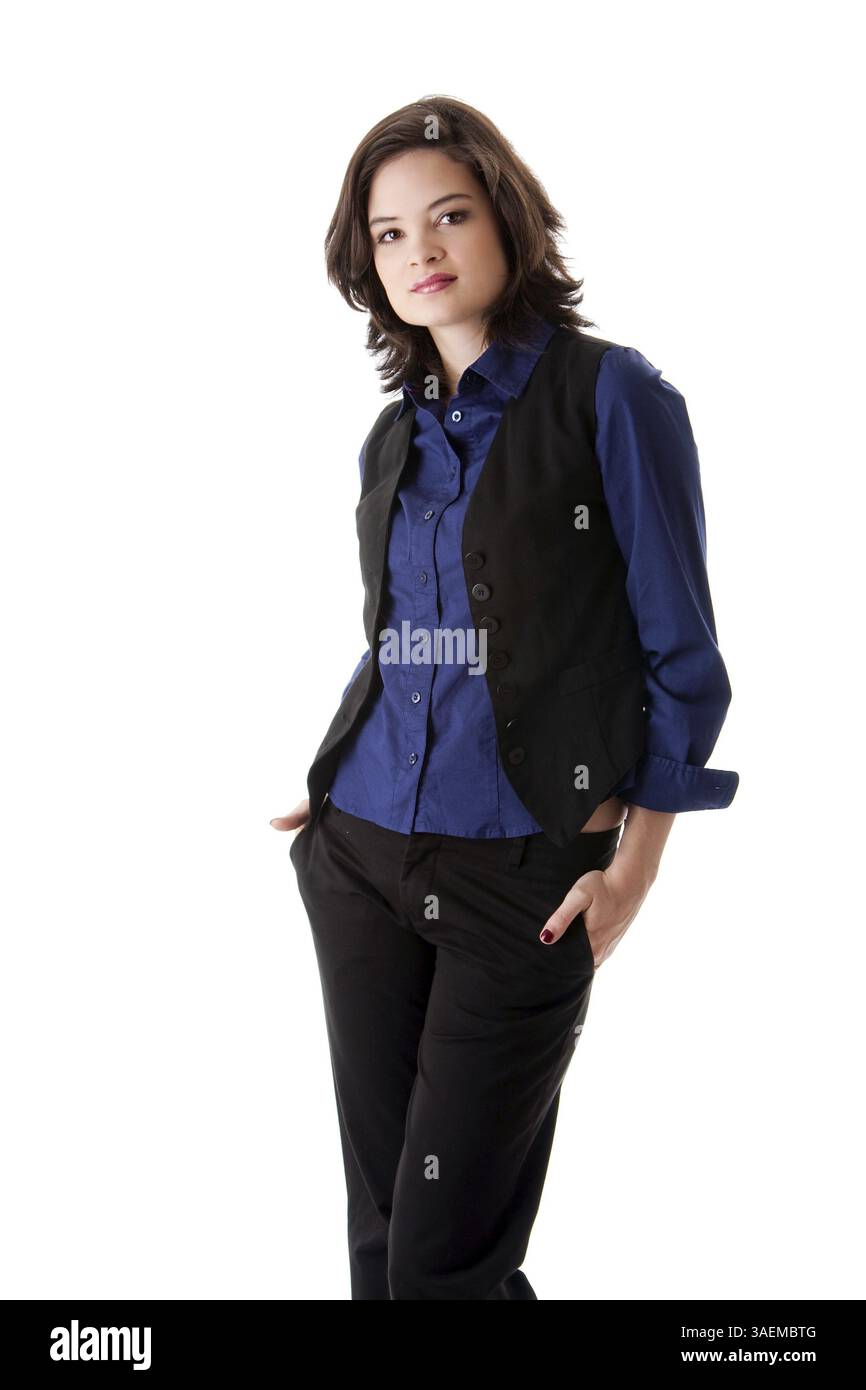 Belle jeune femme étudiante en affaires brune caucasienne debout avec les mains dans la poche, portant un chemisier bleu et une veste noire, isolée, New York, États-Unis Banque D'Images