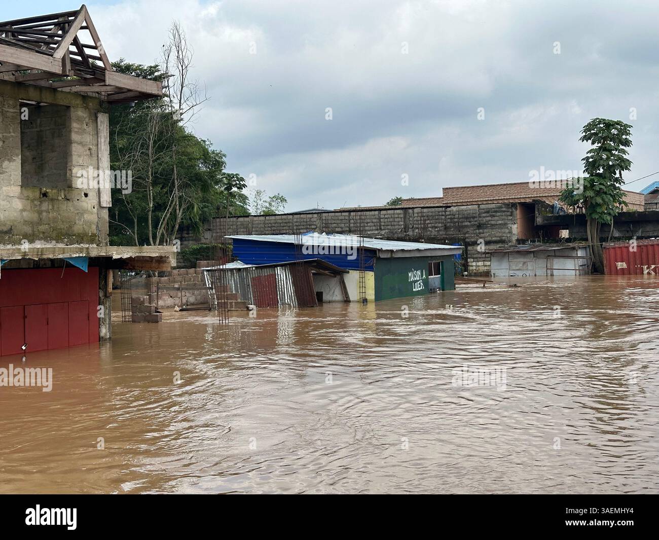 Kinshasa. 7 avril 2025. Cette photo prise avec un téléphone portable montre des bâtiments submergés dans une zone inondée à Kinshasa, capitale de la République démocratique du Congo (RDC), le 6 avril 2025. Au moins 22 personnes sont mortes à la suite de fortes pluies et de graves inondations à Kinshasa, la capitale de la République démocratique du Congo (RDC), ont annoncé samedi les autorités locales. Crédit : Xinhua/Alamy Live News Banque D'Images